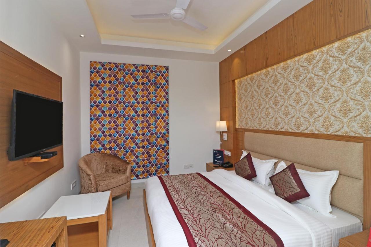 Capital O Hotel Star Inn Near Chhatarpur Metro Station Neu-Delhi Exterior foto