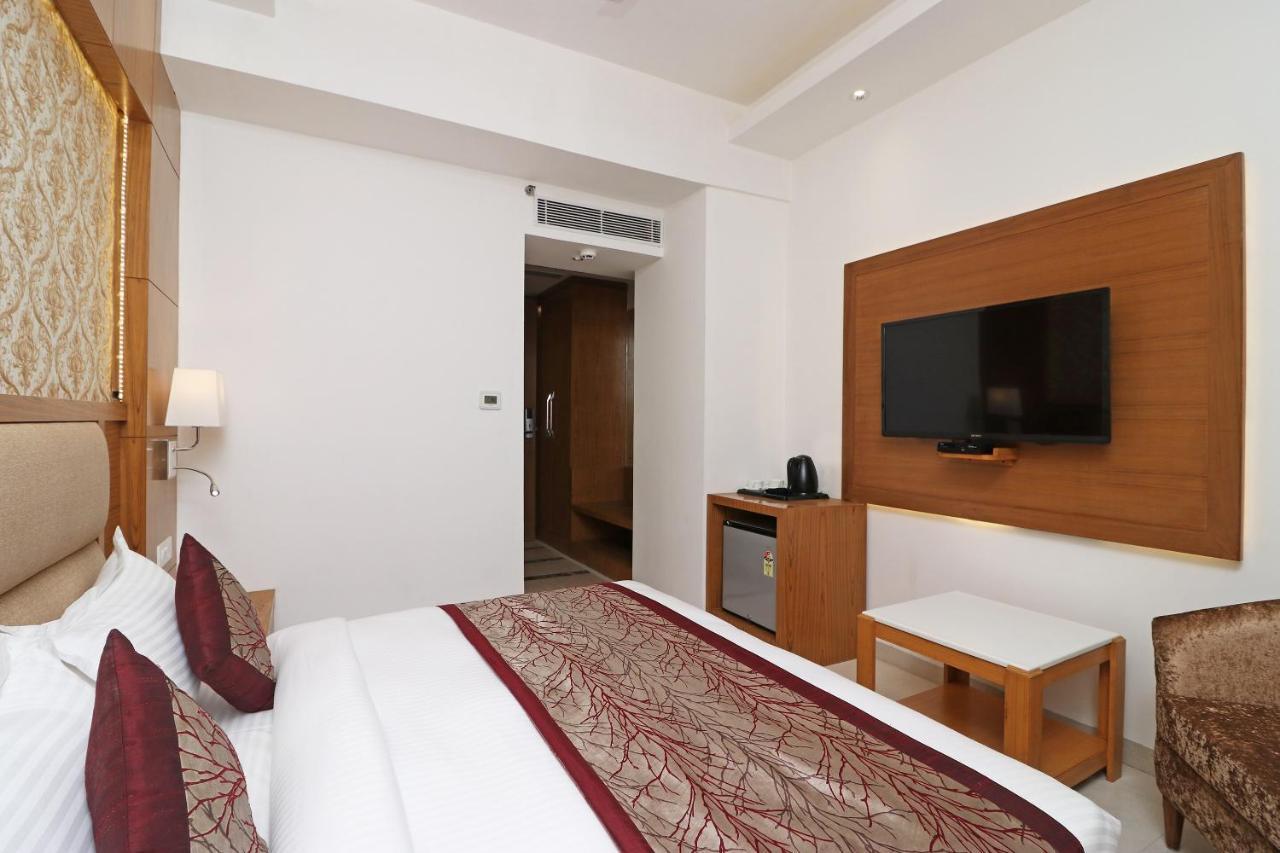 Capital O Hotel Star Inn Near Chhatarpur Metro Station Neu-Delhi Exterior foto