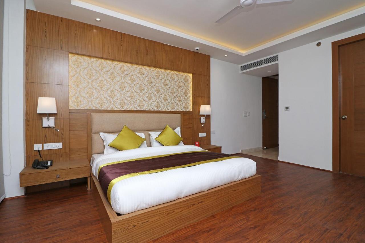 Capital O Hotel Star Inn Near Chhatarpur Metro Station Neu-Delhi Exterior foto